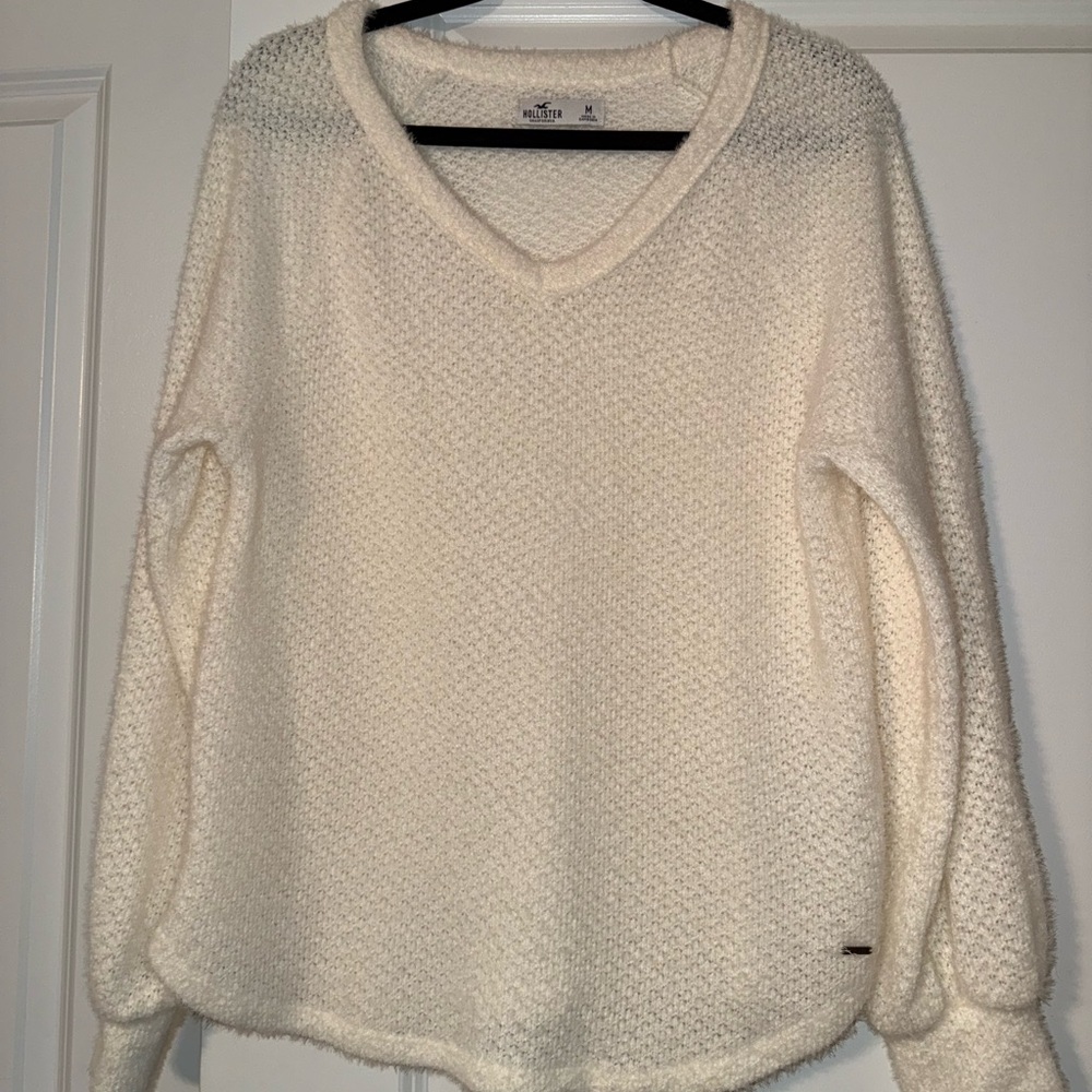 Hollister Women's V-Neck Cream Sweater (size m)